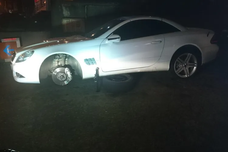 ”Capcană” la urcare pe Calea Turzii. Un șofer și-a avariat Mercedesul într-o lucrare nesemnalizată - FOTO