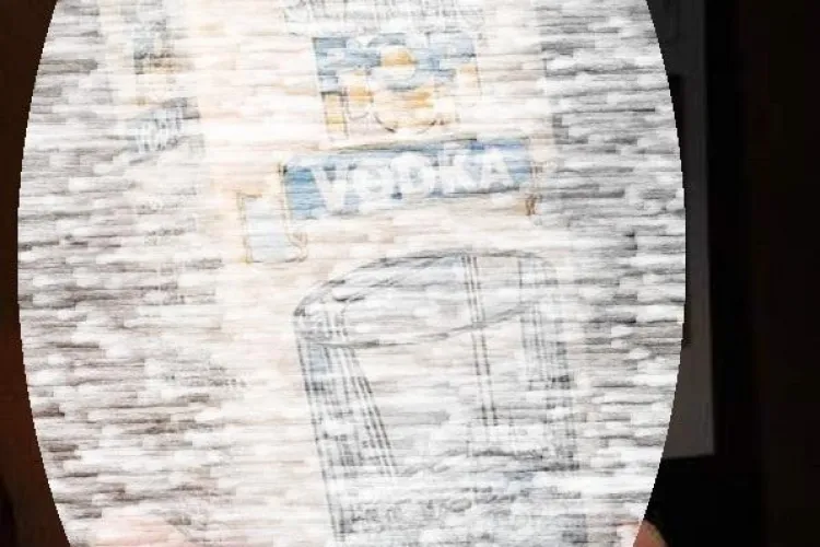 IMAGINEA ZILEI: În România vodka se vinde la cutie și vine cu pai FOTO