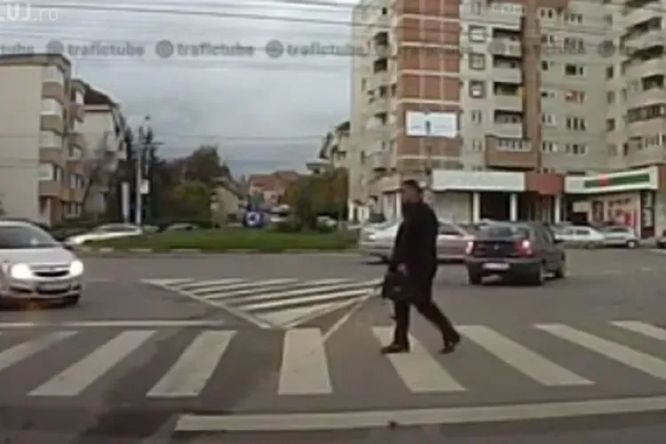 Un nevăzător, la un pas să fie lovit de un șofer în Gheorgheni - VIDEO
