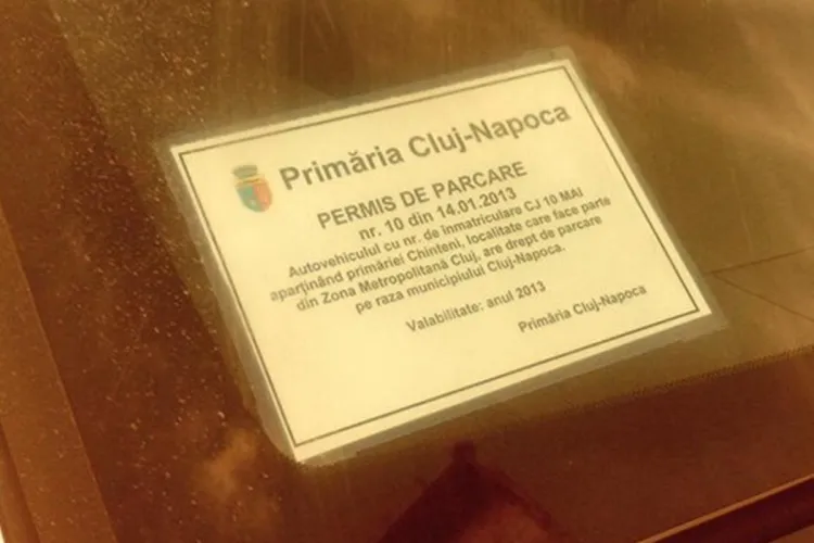 JEEP - ul primăriței din Chinteni, cu permis de zona metropolitană, parcat cu nesimțire pe pista de bicicliști - FOTO