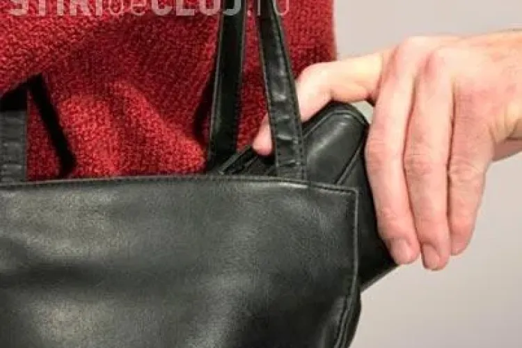 Un vasluian a fost prins la furat de poșete într-un local din Cluj