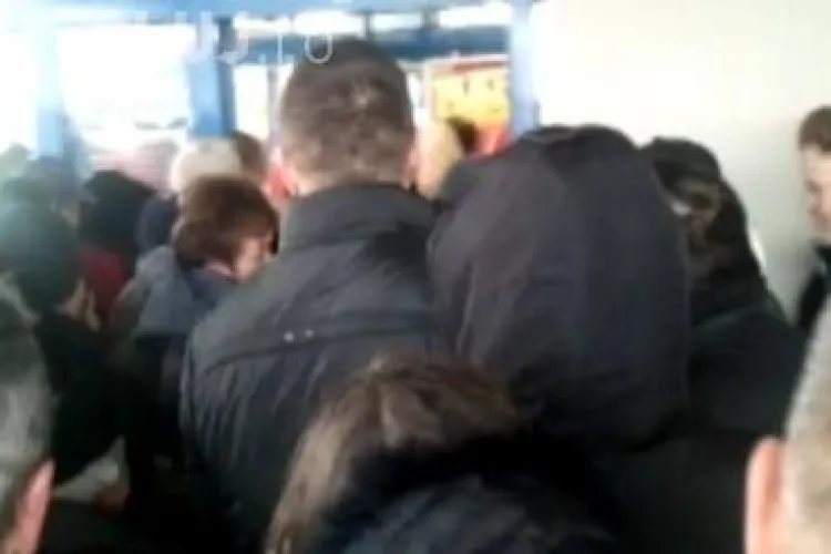 Haos la deschiderea unui supermarket din Gherla. Clienții s-au jucat în picioare pentru mături și adidași VIDEO