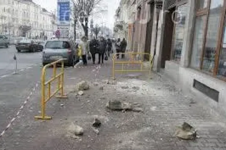 Amenzi de 8.000 de lei de familie pentru nefațadizarea clădirilor din ”buricul” Clujului