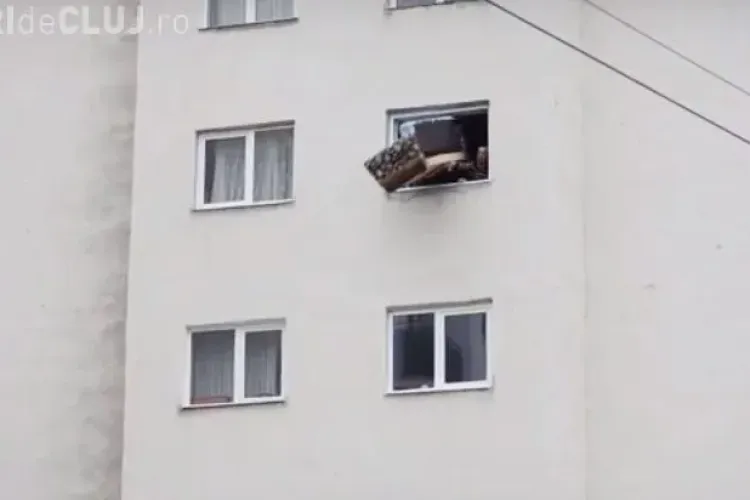 Un clujean și-a aruncat de la etaj canapeaua, în cadrul unui concurs radio - VIDEO