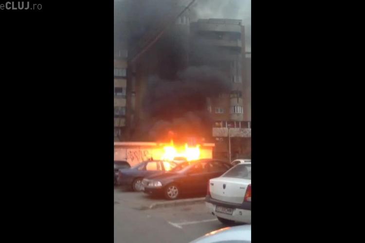 O mașină a luat foc pe strada Venus. Autoturismul a ars ca o TORȚĂ - VIDEO