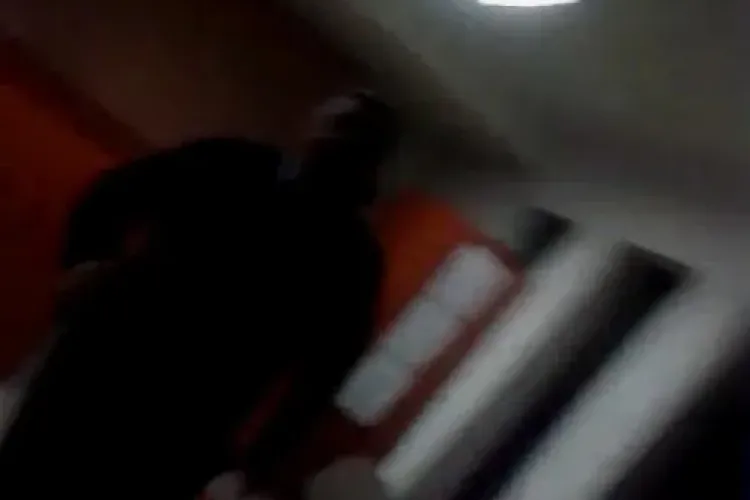 Clujean lovit în secția de politie de un agent TURBAT. Polițistul: ”Ai sânge-n ...!” - VIDEO