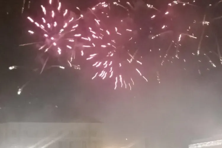 Cerul "a luat foc" la Cluj în noaptea de Revelion. Artificii şi şampanie în Piaţa Unirii VIDEO
