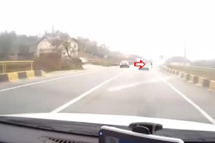 Unui șofer din Cluj I-a stat INIMA! La un pas să spulbere o mamă și un copil pe trecerea de pietoni - VIDEO