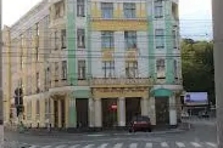 Clujenii s-au săturat de șoferii care blochează strada la Camera de Comerț. Vezi ce spune Primăria