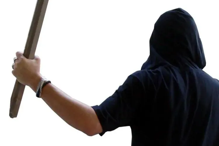 Scandal pe strada Victor Papilian! Un bărbat a fost bătut în propria curte de 3 agresori