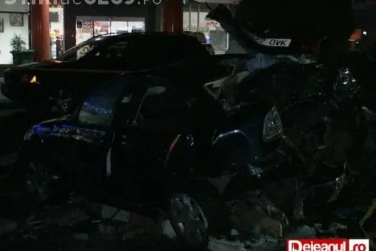 Accident la benzinărie în Dej. Un tânăr a intrat cu BMW-ul direct în stâlpul de electricitate VIDEO CAMERA SUPRAVEGHERE