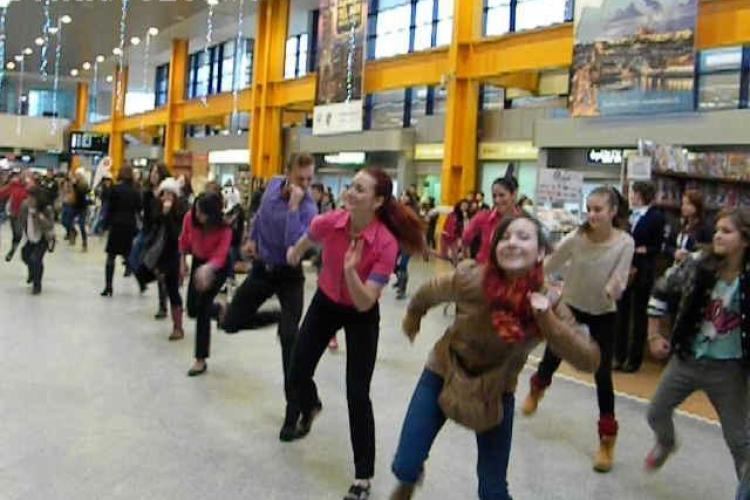 Flashmob la Aeroport cu stewardezele de la Wizz Air VIDEO