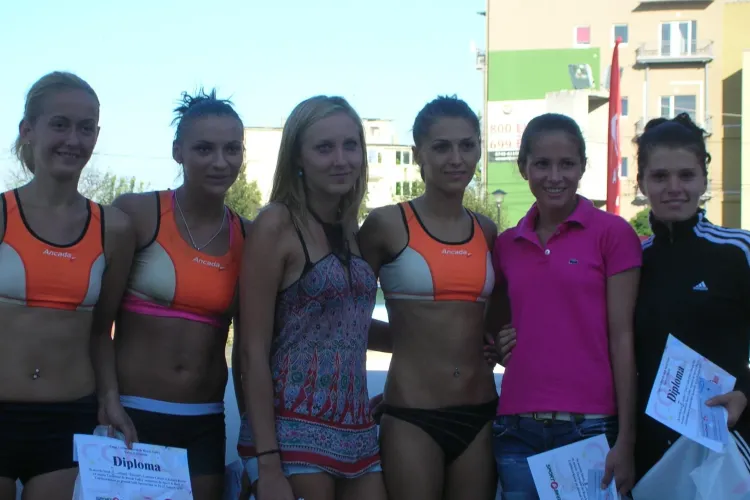 Turneul feminin de volei pe plaja, de la Sala Sporturilor, si-a desemnat castigatoarele