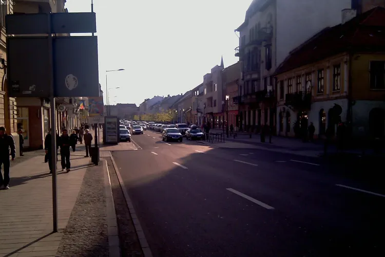 Artistii vor putea expune la Cluj in vitrinele magazinelor inchise. Proiectul "Orasul vizibil" este unic in tara