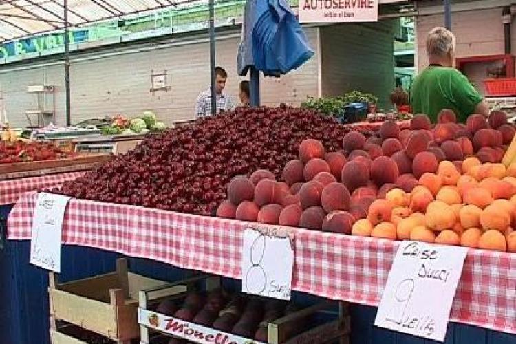 Marfa la negru in Piata Agro Transilvania din Dezmir. 7.600 de kg de legume si fructe au fost confiscate