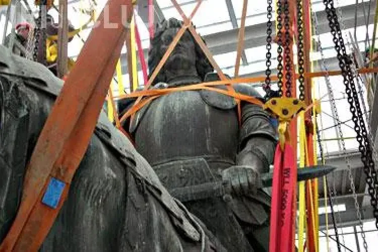 Statuia lui Matei Corvin va fi reamplasata pe soclu pana la finalul lunii august
