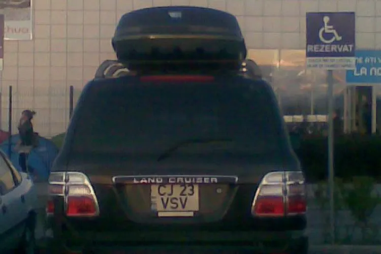 Smecher (a) de Cluj, care si-a lasat masina in mijlocul strazii Emile Zola, a recidivat.Si-a parcat "tancul" pe un loc rezervat celor cu handicap