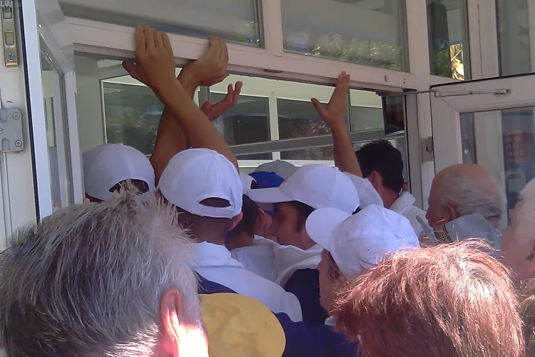 Coada foamei si la Cluj! Un magazin a fost luat cu asalt de pensionari la inaugurare, in cartierul Gheorgheni - VIDEO 