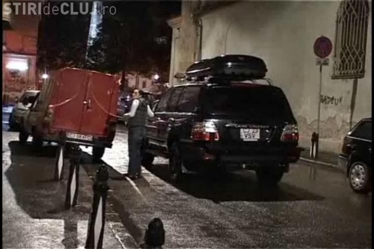 Smecher (a) de Cluj!  O tanara si-a parcat de doua ori masina de teren in mijocul strazii Emile Zola, din Cluj-Napoca, blocand sase masini! VIDEO 