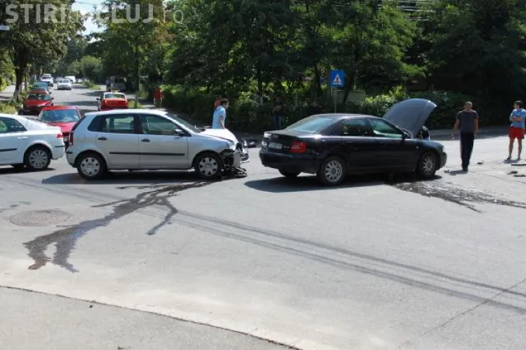 Accident pe strada Viilor la intersectia cu strada Pasteur. Doua masini s-au ciocnit si un barbat a fost dus la spital - FOTO