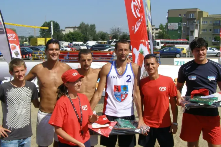 Baietii au transat turneul de beach volei de la Sala Sporturilor. Fetele urmeaza weekend - ul viitor