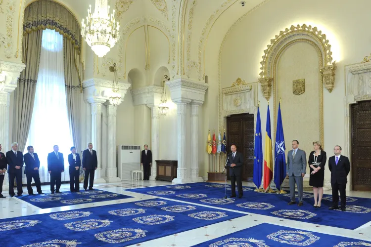 Noii ministri au depus juramantul in fata presedintelui. Basescu: "Aplicati austeritatea pentru toti"