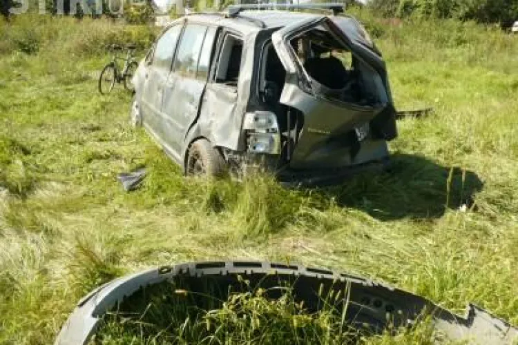VW Touran rasturnat la iesire din Mintiul Gherlii. Soferul a fost proiectat din masina - VIDEO
