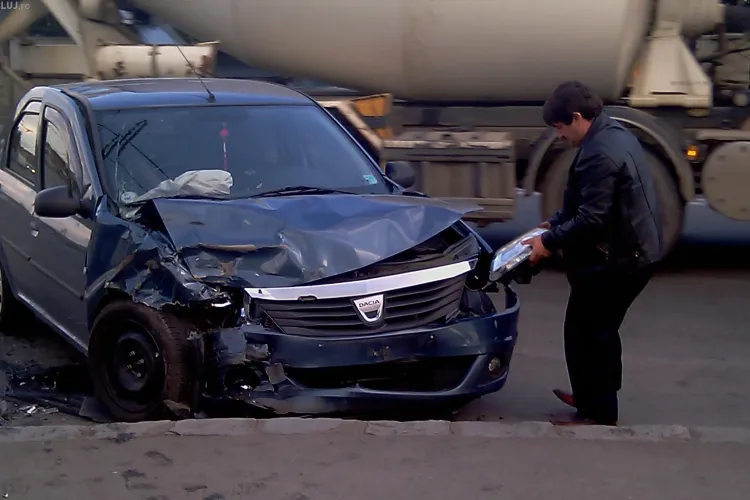 Accident grav in Someseni, in apropierea podului de la IRA. Patru persoane au fost ranite si doua masini serios avariate - VIDEO si FOTO