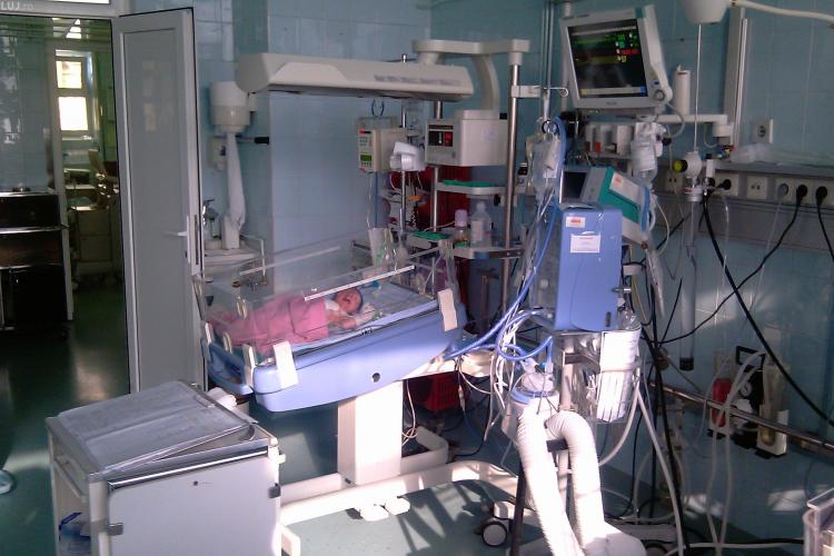 Bebelusul care a scapat de incendiul de la maternitatea Giulesti a fost operat la Cluj. Totul a durat 9 ore