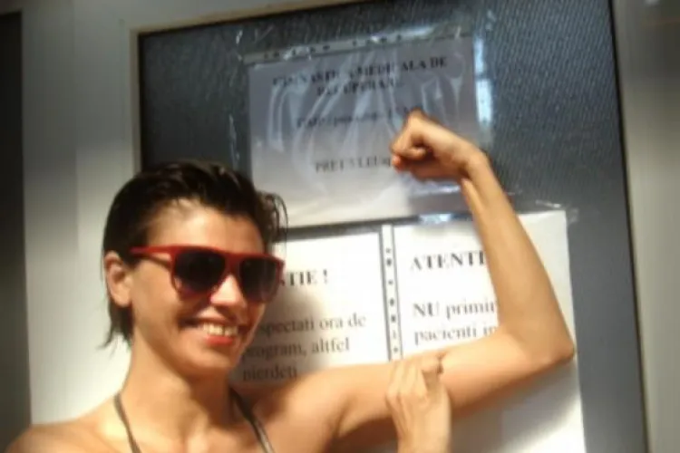 Laura Andresan isi petrece concediul acasa la Gherla. Pescuieste si se duce la baile termale, cu babele - FOTO