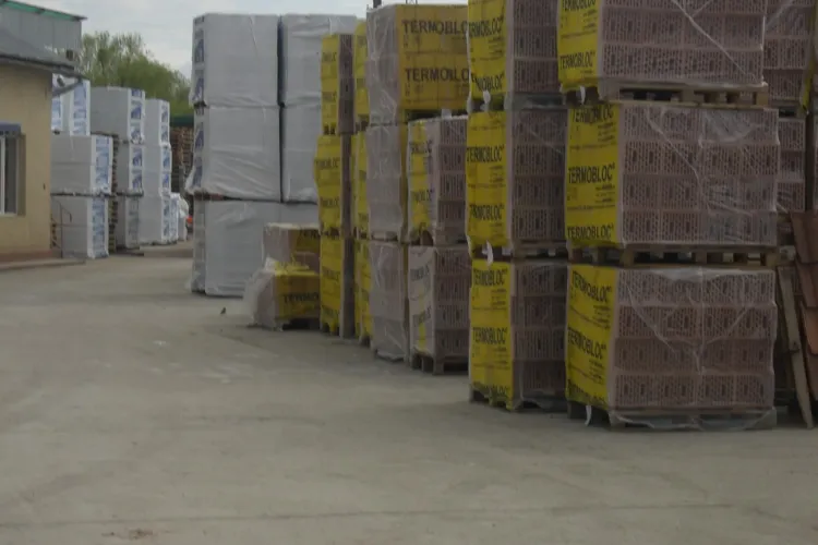 Patru barbati au fost prinsi in timp ce furau caramida dintr-un depozit de materiale de constructii