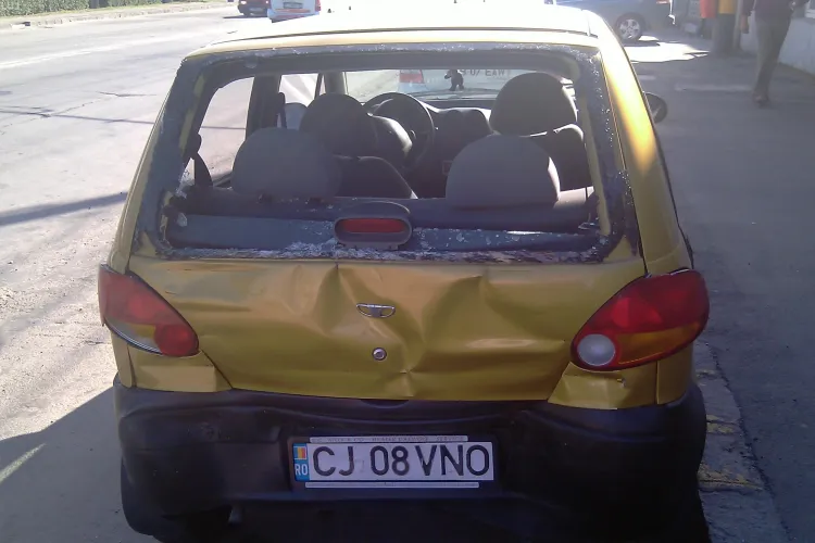 Accident in fata Aeroportului International Cluj! Doua persoane au fost ranite, dupa ce un Matiz a fost lovit din spate de un camion - VIDEO