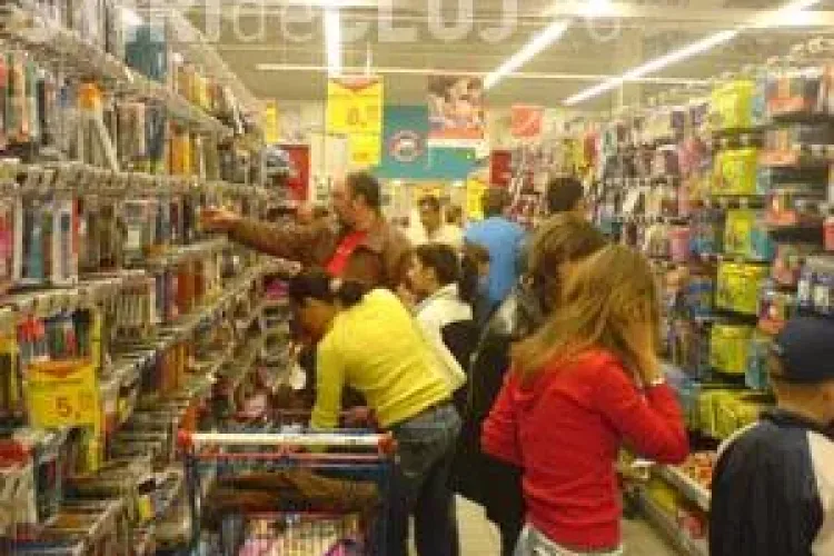 Targul rechizitelor incepe luni, de la ora 11.00, in Piata Unirii