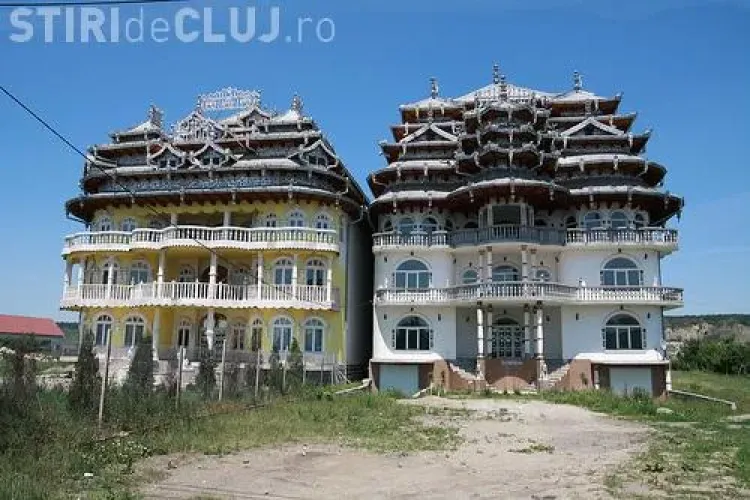 Un polonez filma din masina palatele rromilor din Campia Turzii si a produs un accident grav