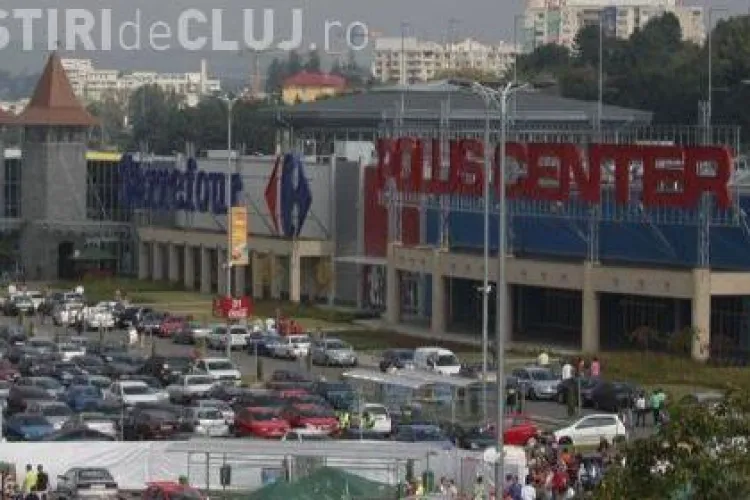 Tanar prins in timp ce vindea la "negru" haine si parfumuri in parcarea de la Polus Center