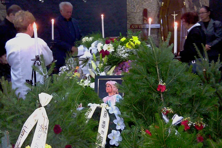 Codruta Aron Vartic a fost condusa azi pe ultimul drum. Sicriul a fost depus dimineata, in holul Casei Radio - FOTO