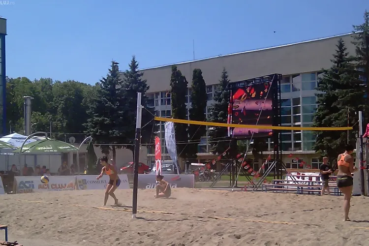 Plaja, fete sexy, frumoase si "incinse" pe platoul de la Sala Sporturilor, in turneul feminin de beach volley - VIDEO si FOTO