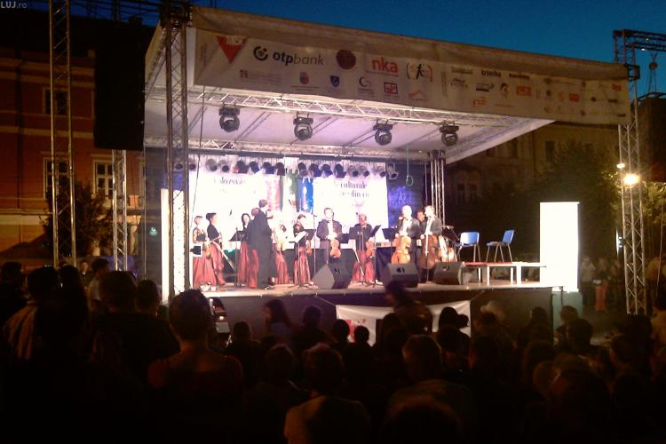 Concertul "Anotimpurile lui Vivaldi" a atras mii de oameni in Piata Unirii. Orchestra Filarmonicii Transilvania, ovationata minute in sir - VIDEO