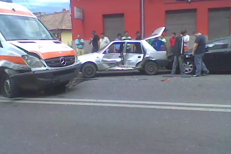 O ambulanta a fost implicata intr-un accident pe strada Bucuresti! Doua persoane sunt ranite! - VIDEO si Galerie FOTO