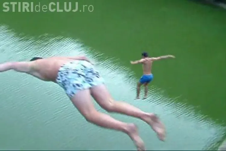 Podul de la lacul Tarnita este folosit de tineri pe post de trambulina. Ei se arunca in apa rece de la peste 10 metri - VIDEO