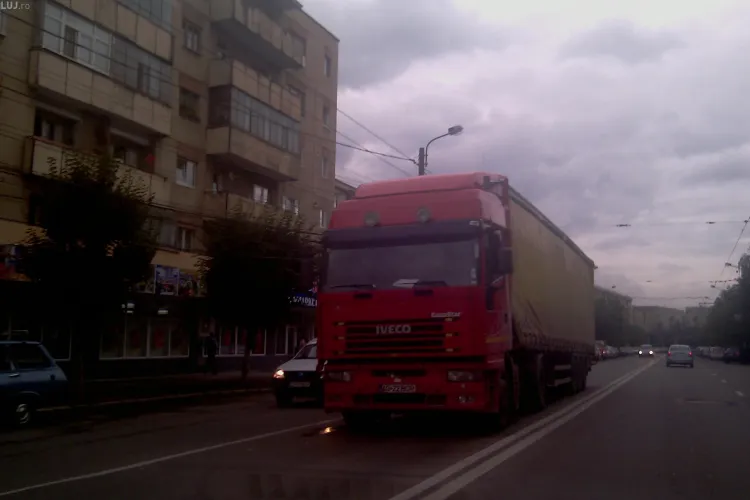 Circulatie blocata pe Nicolae Titulescu. Un TIR a oprit in plina strada dupa ce fier-betonul din remorca a strapuns cabina