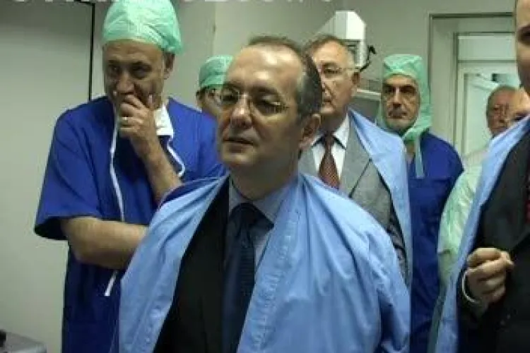 Emil Boc nu este speriat de tragedia de la maternitatea Giulesti. Premierul si-ar lasa fetitele pe mana medicilor din Romania!