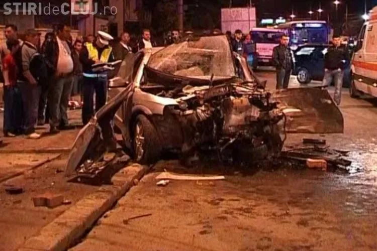 Accident pe Calea Baciului din Cluj! Trei oameni au fost raniti dupa ce un Opel a intrat in gardul unei farmacii VIDEO si FOTO