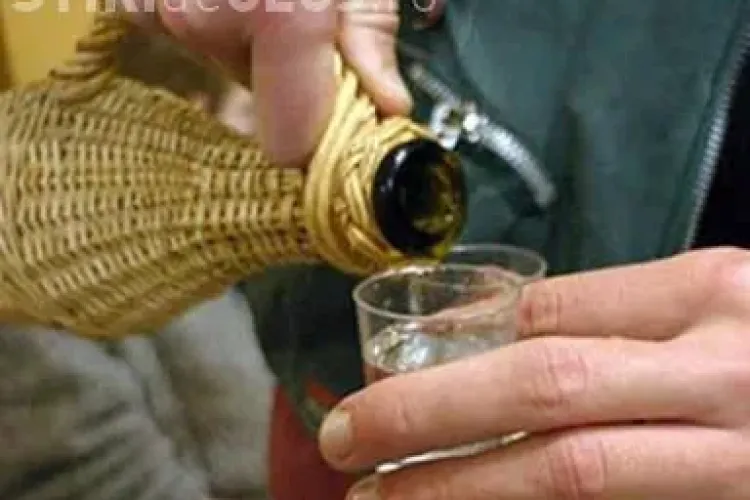 Prinși la furat ȚUICĂ, în beciul unui imobil din Gherla 