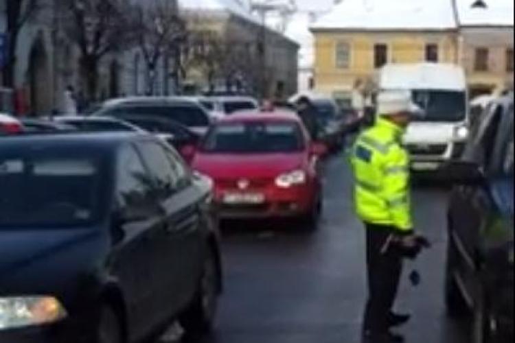 Mașinile parcate ilegal blochează circulația în centrul Clujului, iar polițistul de serviciu stă la taclale VIDEO