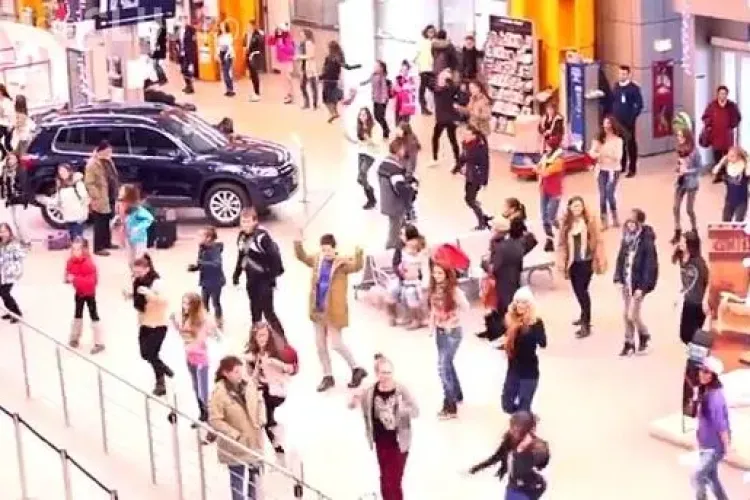Flashmob la Aeroportul Cluj! A fost lansat clipul care sărăbătorește un milion de pasageri - VIDEO