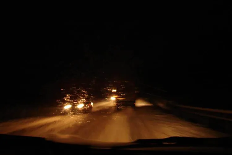 Pieton lovit pe mașină la Cășeiu în timp ce mergea pe mijlocul străzii