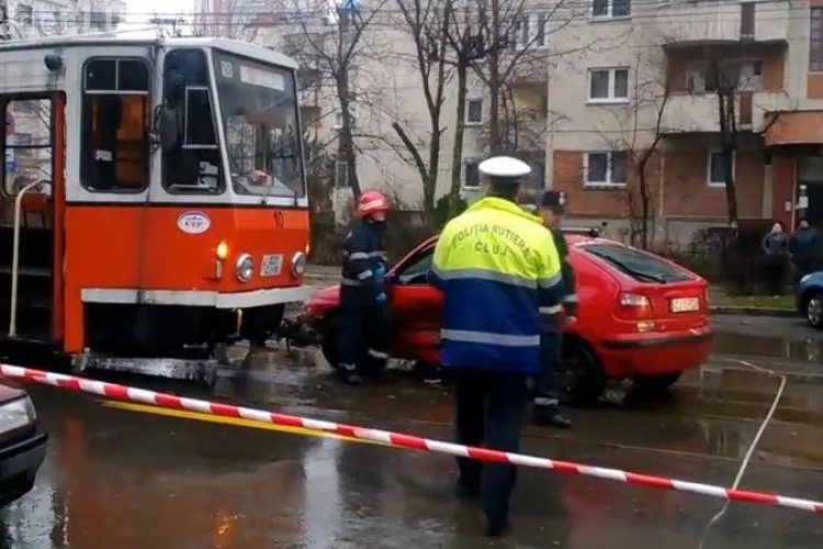 Accident pe strada Plopilor! Un tramvai a lovit un şofer AIURIT - VIDEO