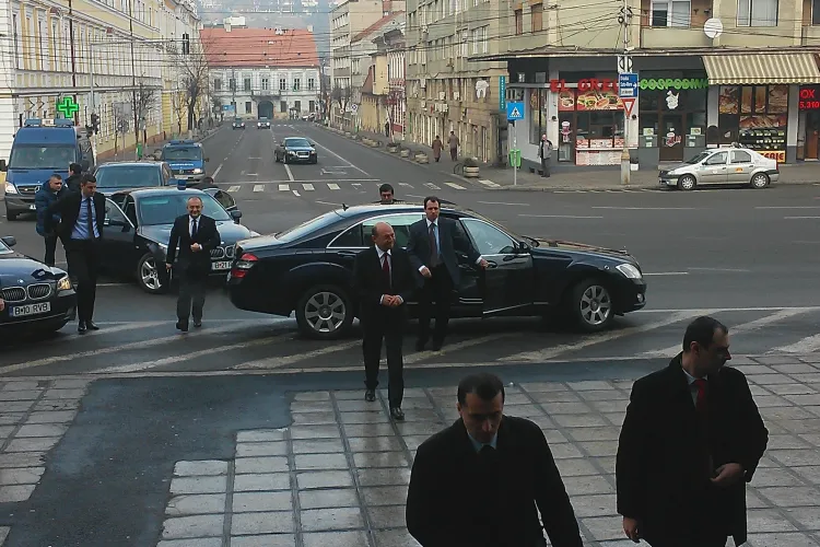 Traian Băsescu a fost aplaudat la Cluj. A fost așteptat de un fost coleg de liceu - VIDEO