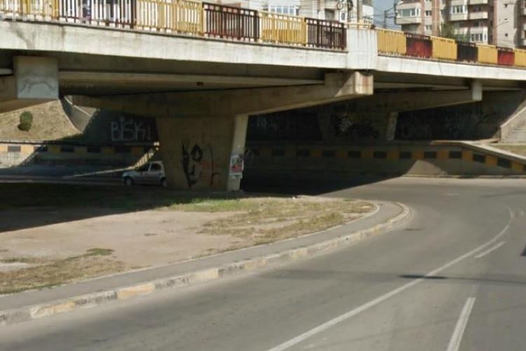 Primăria Cluj-Napoca a montat corpuri de iluminat sub podul de pe strada Aurel Vlaicu, iar cineva le-a furat
